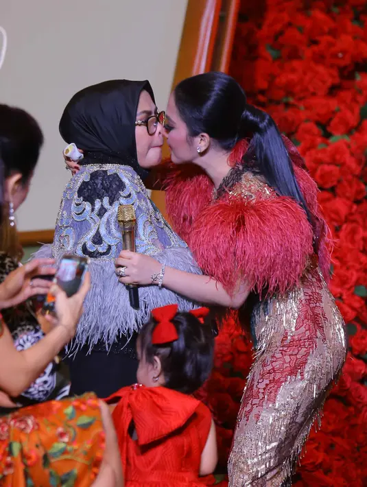 "Nggak ada target ah, biarkan saja dulu. Aku lagi senang bisnis. Doakan saja jodohnya datang indah pada waktunya, tepat pada waktunya. Mungkin tahun ini mungkin ‎juga tahun depan," ujar Syahrini. (Nurwahyunan/Bintang.com)