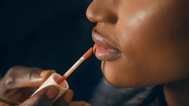 Panduan Soft Eye Makeup dengan Glossy Lip yang Awet dan Terlihat Flawless