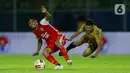 Pemain Persija Jakarta Sandi Sute (kiri) berebut bola dengan pemain Bhayangkara Solo FC TM Ichsan pada laga Piala Menpora 2021 di Stadion Kanjuruhan, Malang, Rabu (31/3/2021). Persija menang 2-1. (Bola.com/M Iqbal Ichsan)