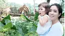Selama lima hari keluarga kecil ini memanfaatkan liburan ke Singapura. Beberapa tempat disambangi. Tidak lupa juga untuk memanjakan si kecil, tempat mainan anak-anak dan kebon binatang.  (Instagram/gisel_la)