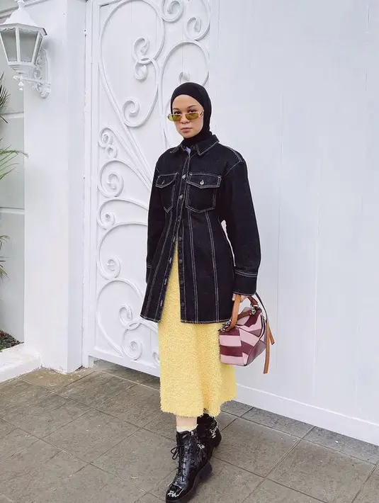 <p>Tak melulu warna biru, jaket jeans hitam juga bisa membuatmu tampil stylish seperti Tantri Namirah. Ia memadukannya dengan hijab hitam, bawahan long skirt kuning dan boots heels hitam. (@tantrinamirah)</p>