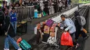 Selama masa angkutan Lebaran 2025, setiap harinya KAI Daop 8 Surabaya memberangkatkan 58 KA Jarak jauh, yang terdiri dari 49 KA jarak jauh regular dan 9 KA Jarak jauh tambahan. (JUNI KRISWANTO/AFP)