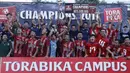 Para pemain UPI melakukan selebrasi usai menjuarai Torabika Campus Cup 2017 di Gor Jati Padjajaran, Jatinangor, Kamis (28/9/2017). UPI menang adu penalti atas Unigal. (Bola.com/M Iqbal Ichsan)