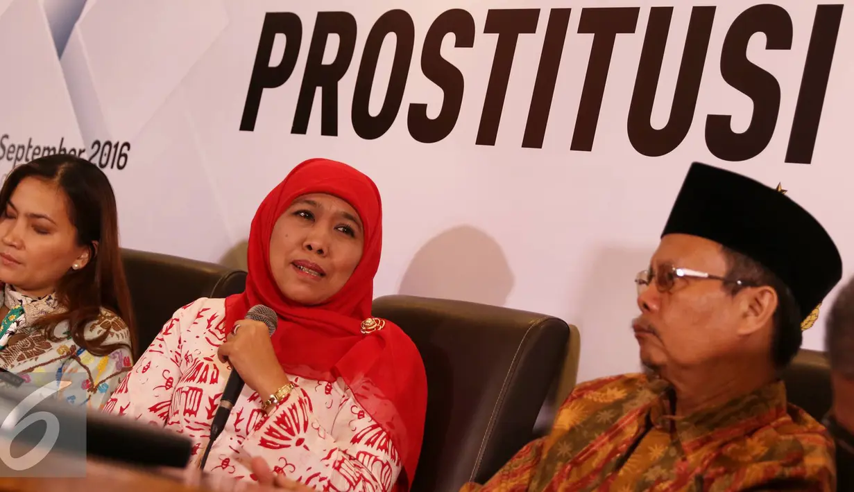 Mensos Khofifah Indar Parawansa (tengah) menjadi pembicara diskusi 'Menguak Tabir Prostisusi Anak' di Jakarta, Kamis (15/9). Diskusi membahas praktik prostistusi online sesama jenis yang melibatkan anak di bawah umur (Liputan6.com/Immanuel Antonius)