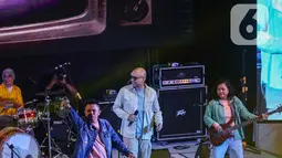 Saat grup band yang tahun depan genap berusia 31 tahun ini naik pentas, penonton langsung menyeruak ke depan panggung. (Liputan6.com/Angga Yuniar)