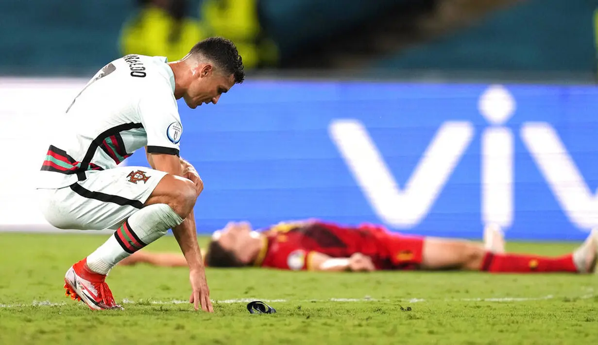 Usai wasit meniupkan peluit panjang, striker 36 tahun itu tertangkap kamera membanting ban kaptennya dan kemudian tertunduk di lapangan. (AP/Thanassis Stavrakis, Pool)