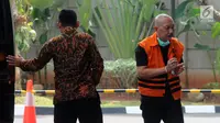 Wakil Ketua DPRD Lampung Tengah Raden Zugiri (kanan) saat tiba di Gedung KPK, Jakarta, Rabu (24/7/2019). Raden diperiksa sebagai tersangka terkait dugaan suap serta gratifikasi pengadaan barang dan jasa di lingkungan pemerintahan Lampung Tengah pada tahun 2018. (merdeka.com/Dwi Narwoko)