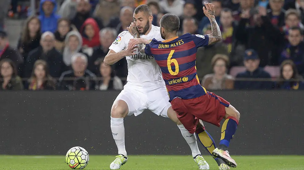 Dani Alves ketika membela Barcelona saat menghadapi Real Madrid. (AFP/Josep Lago)