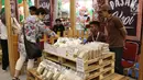 Pengunjung melihat produk biji kopi yang sudah diolah di pameran Indonesia Trade Expo (ITE) 2017 di ICE, BSD, Tangerang Selatan, Rabu (11/10). (Liputan6.com/Angga Yuniar)