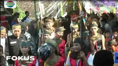 Warga Kendal, Jawa Tengah, mengarak empat gunungan berisi hasil bumi ke pemakaman desa setempat untuk menyambut bulan puasa.