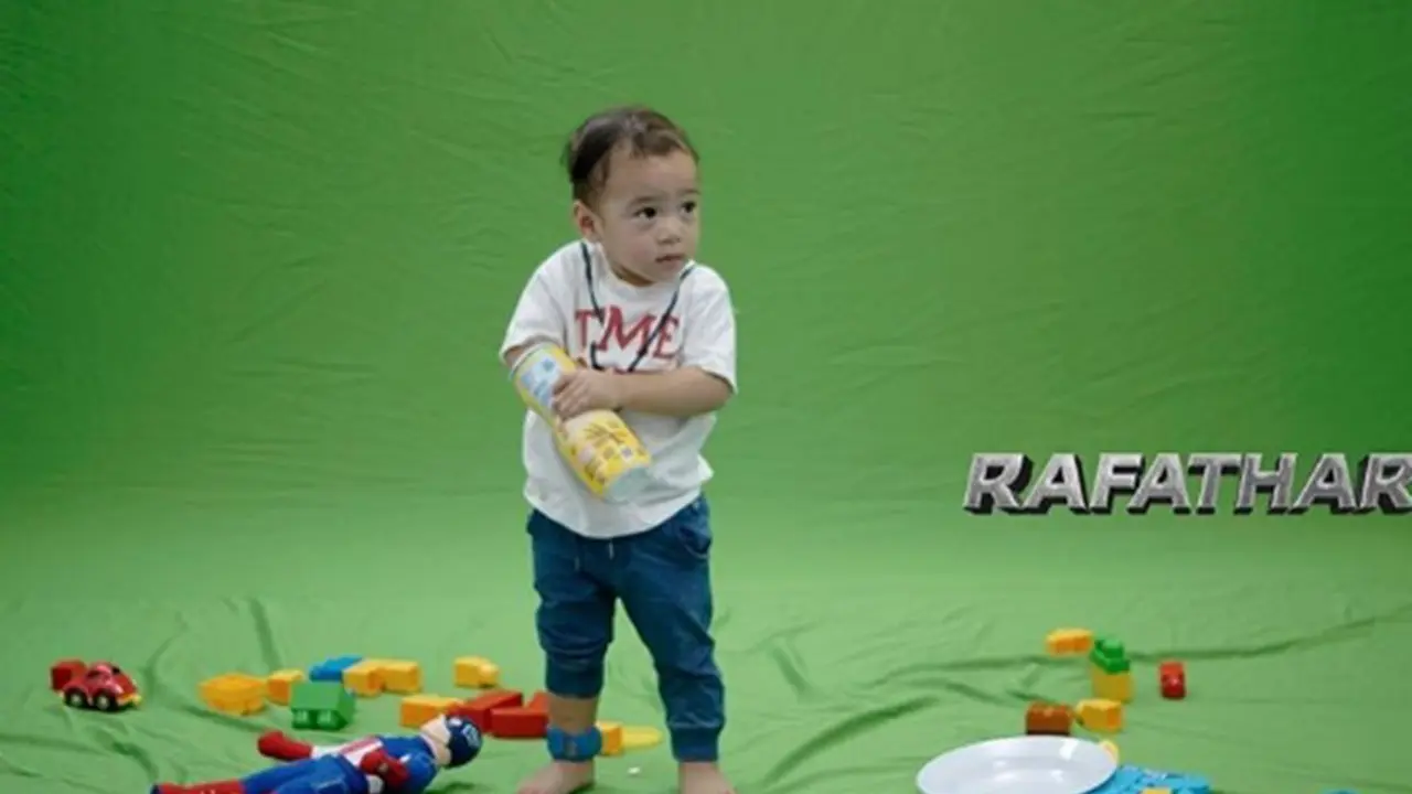 [Bintang] Sederet Wajah Imut Rafathar di Lokasi Syuting 
