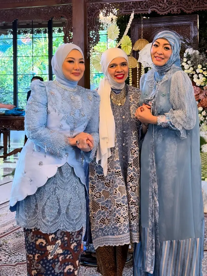 Adu Gaya Serba Biru Para Mama: Reza Artamevia, Angelina Sondakh, dan Geni Faruk di Acara 7 Bulanan Aaliyah Massaid