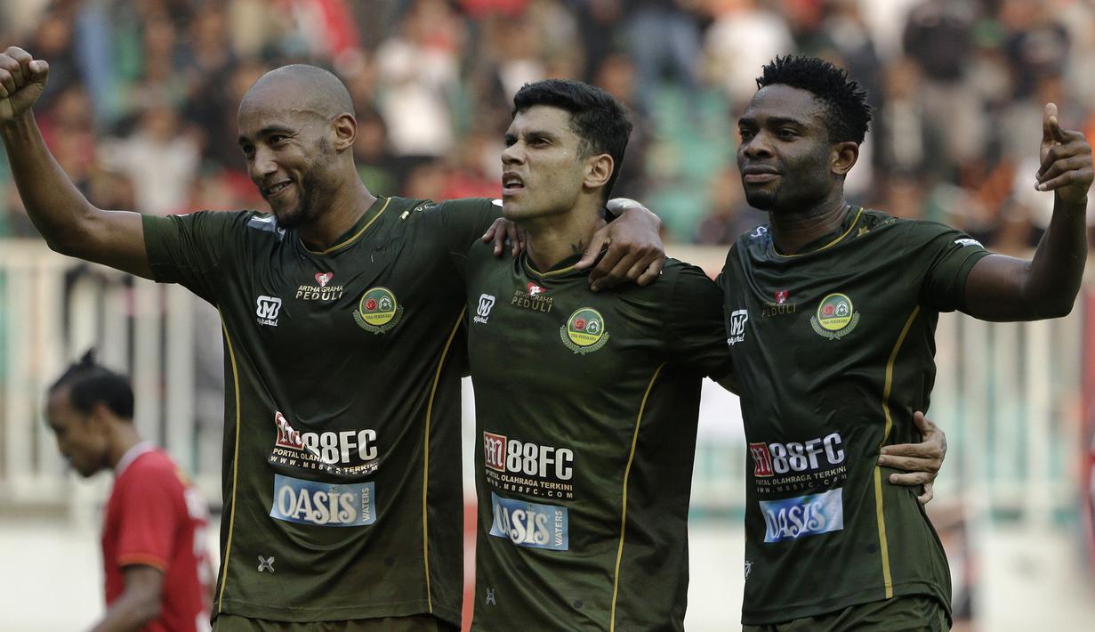Pemain PS Tira Persikabo merayakan gol yang dicetak Osas Saha ke gawang Persija Jakarta pada laga Shopee Liga 1 di Stadion Pakansari, Bogor, Selasa (16/7). Tira menang 5-3 atas Persija. (Bola.com/Yoppy Renato)