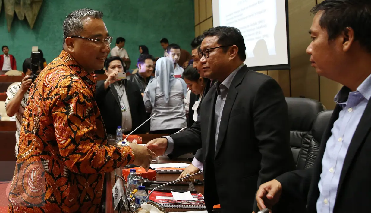 Menteri Desa, PDT dan Transmigrasi Eko Sandjojo usai mengikuti Rapat Kerja (Raker) dengan Komisi V DPR Di Kompleks Parlemen, Senayan, Jakarta, Senin (24/10). (Liputan6.com/Johan Tallo)