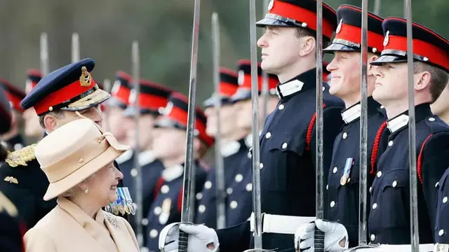 Ratu Elizabeth II Ledek Pangeran Harry Saat Jadi Anggota Perwira Angkatan Darat (Sumber: Getty Images)