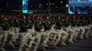 Para anggota pasukan khusus Saudi untuk Haji dan Umrah (SFHU) melakukan defile saat parade militer dalam persiapan pengamanan ibadah haji, di Mekah, Arab Saudi, Kamis 21 Mei 2026. (AP Photo/Altaf Qadri)
