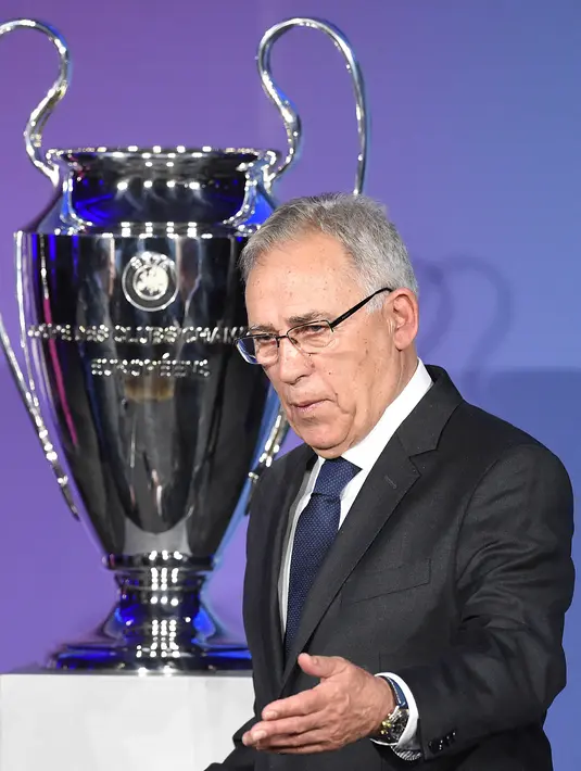 Mantan pemain Real Madrid Amancio Amaro Varela memberi isyarat pada trofi Liga Champions UEFA pada 27 April 2015 saat presentasi resmi di balai kota Rotes Rathaus di Berlin. Amancio Amaro memenangkan sembilan gelar liga dan satu Piala Eropa bersama Madrid. (AFP/Tobias Schwarz)