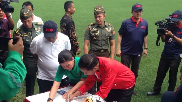 Presiden Joko Widodo bersama Sekjen PSSI, Ratu Tisha Destria