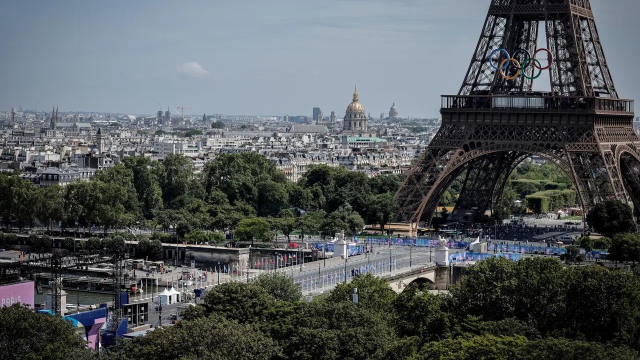 Pemandangan Paris dengan Cincin Olimpiade di Menara Eiffel yang diambil dari perangkat France Television di Trocadero, selama Olimpiade Paris 2024, di Paris