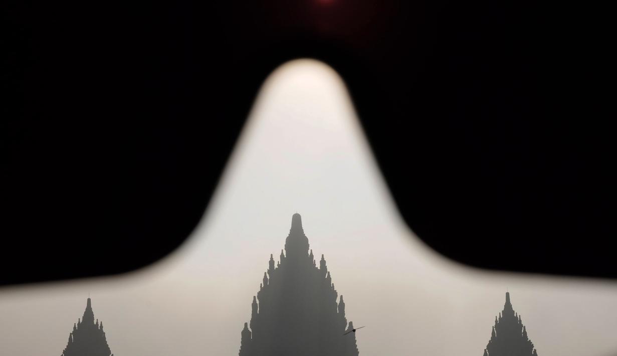 Pemandangan Gerhana Matahari Total (GMT) yang terlihat di atas candi Prambanan di Sleman, Jawa Tengah, Rabu (9/3/2015). (Tarko SUDIARNO/AFP)