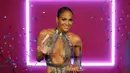 Penyanyi Jennifer Lopez berpose dengan penghargaan yang diraihnya di Latin Billboard Awards, Coral Gables, Florida, Kamis (27/4). (AP Photo / Wilfredo Lee)