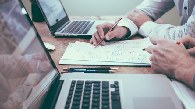 Ilustrasi menyusun project management timeline