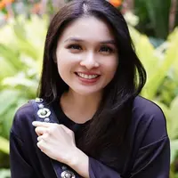 Sandra Dewi dengan gaya fashion simple. (Instagram/sandradewi88)