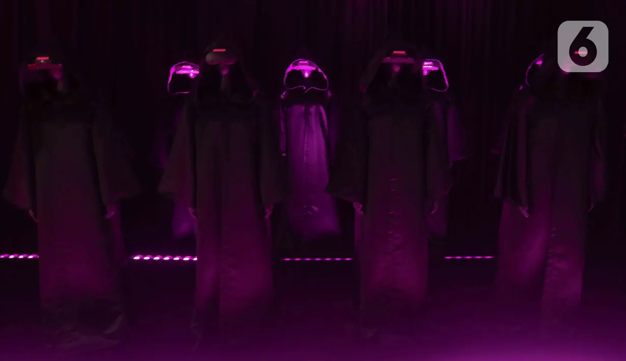 Sejumlah jubah dipamerkan pada acara BLACKPINK In Your Area Pop-up Store and Exhibition di Senayan Park, Jakarta, Selasa (7/3/2023). Pameran pada 6 Maret - 6 April 2023 ini menampilkan sejumlah pakaian dan barang asli yang pernah digunakan oleh para member Blackpink untuk memeriahkan konser Born Pink di Jakarta akhir pekan mendatang. (Liputan6.com/Herman Zakharia)