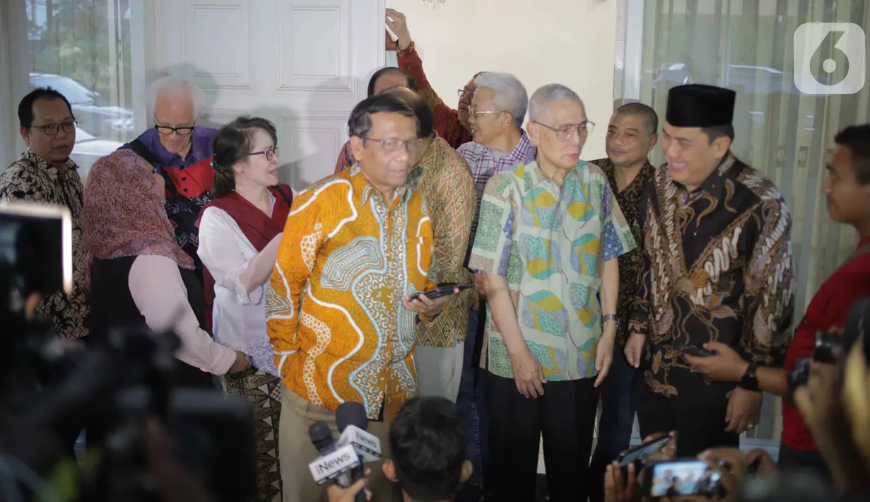 Ketua Umum Gerakan Suluh Kebangsaan Mahfud MD didampingi Wakil Presiden ke 6 Tri Sutrisno bersiap memberikan keterangan usai pertemuan tertutup di Jakarta, Kamis (3/10/2019). Pertemuan tersebut selain silaturahmi juga mendiskusikan berbagai isu kebangsaan saat ini. (Liputan6.com/Faizal Fanani)