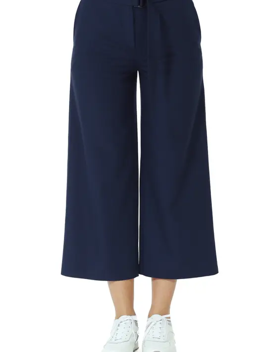 Celana kulot. Celana ini paling banyak disukai oleh para perempuan karena bentuknya yang longgar dan bahannya yang sejuk sehingga kalau dipakai adem dan nyaman untuk dipakai. Kulot bisa dipadukan dalam gaya casual ataupun semi formal / copyright shutterstock