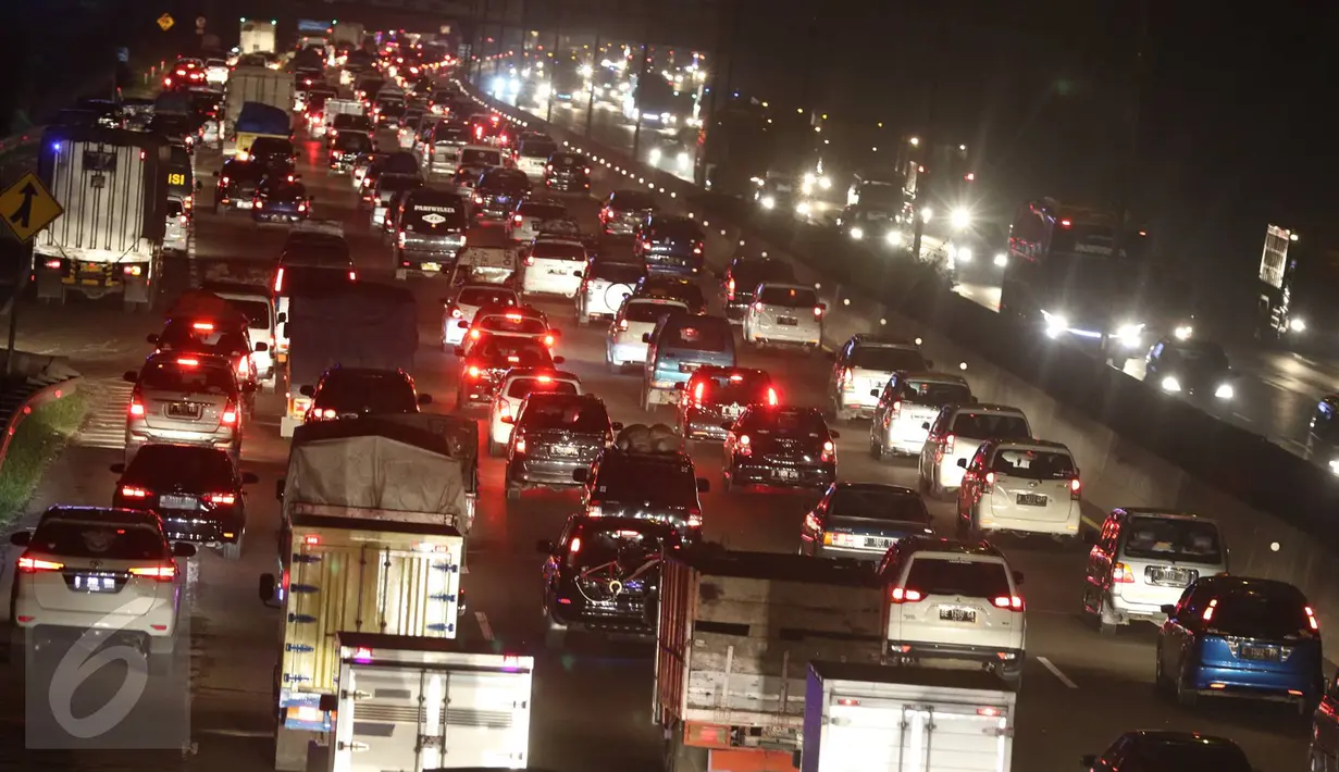 Antrean panjang mobil pemudik di Gerbang Tol Cikarang Utama 1, Bekasi, Jawa Barat, Jumat (1/7). Jumlah kendaraan yang melintas sudah mencapai 32.932 atau mengalami peningkatan 50 persen jika dibandingkan kondisi normal. (Liputan6.com/Immanuel Antonius)