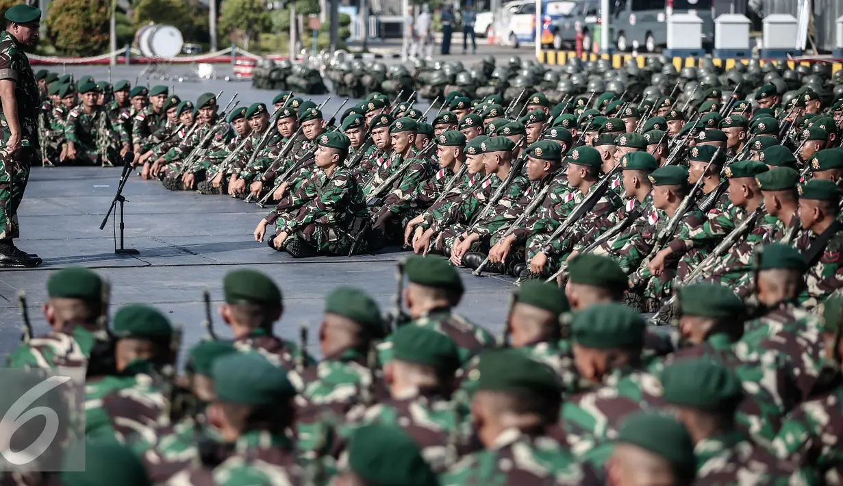 Pangkostrad Letjen Edy Rahmayadi memberikan pengarahan kepada pasukan TNI di Kolinamil TNI AL, Jakarta, Senin (9/5/2016). Sebanyak 450 tentara diberangkatkan untuk menjalankan misi pengamanan daerah perbatasan Indonesia-Papua Nugini.