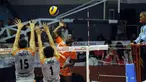 Pevoli putra Surabaya Samator, Alexander Gonzalez (ketiga kiri) melakukan smash saat berlaga melawan Jakarta BNI 46 di putaran kedua Pertamina Proliga 2015 di Hall A Senayan, Jakarta, Minggu (21/3/2015). (Liputan6.com/Helmi Fithriansyah)