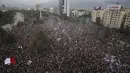 Warga berkumpul saat protes antipemerintah di Santiago, Chile, Jumat (25/10/2019). Mereka semua menyatukan kekuatan dalam menyerukan adanya perubahan masif di bidang sosial dan politik Chile. (AP Photo/Rodrigo Abd)