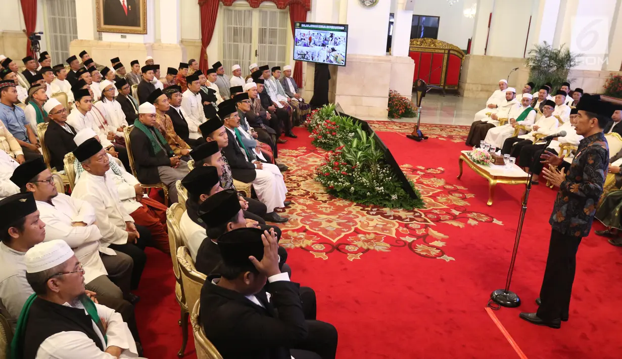 Presiden Joko Widodo memberikan sambutan di hadapan para kiai dan habib se-Jadetabek di Istana Negara, Jakarta, Kamis (7/2). Pertemuan dihadiri 400 kiai dan habib se-Jadetabek. (Liputan6.com/Angga Yuniar)