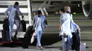 Bek timnas Brasil Dani Alves tiba bersama rekan setimnya menjelang Piala Dunia mendatang di bandara Internasional Hamad di Doha, Qatar, Minggu (20/11/2022). Brasil yang telah mendapatkan label favorit juara turnamen di Qatar, akan berusaha untuk memenangkan trofi untuk keenam kalinya. (AP Photo/Hassan Ammar)