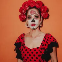 Gaya Bunga Citra Lestari dan Suami saat Halloween sebagai Catrina. [@itsmebcl/anggarcp]