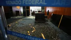 Pintu masuk kantor Presiden Senat hancur sehari setelah Gedung Kongres diserbu oleh pendukung mantan Presiden Brasil Jair Bolsonaro di Brasilia, Senin (9/1/2023). Para pengunjuk rasa juga menyerbu kantor kepresidenan, Istana Planalto, dan Mahkamah Agung. (AP Photo/Eraldo Peres)