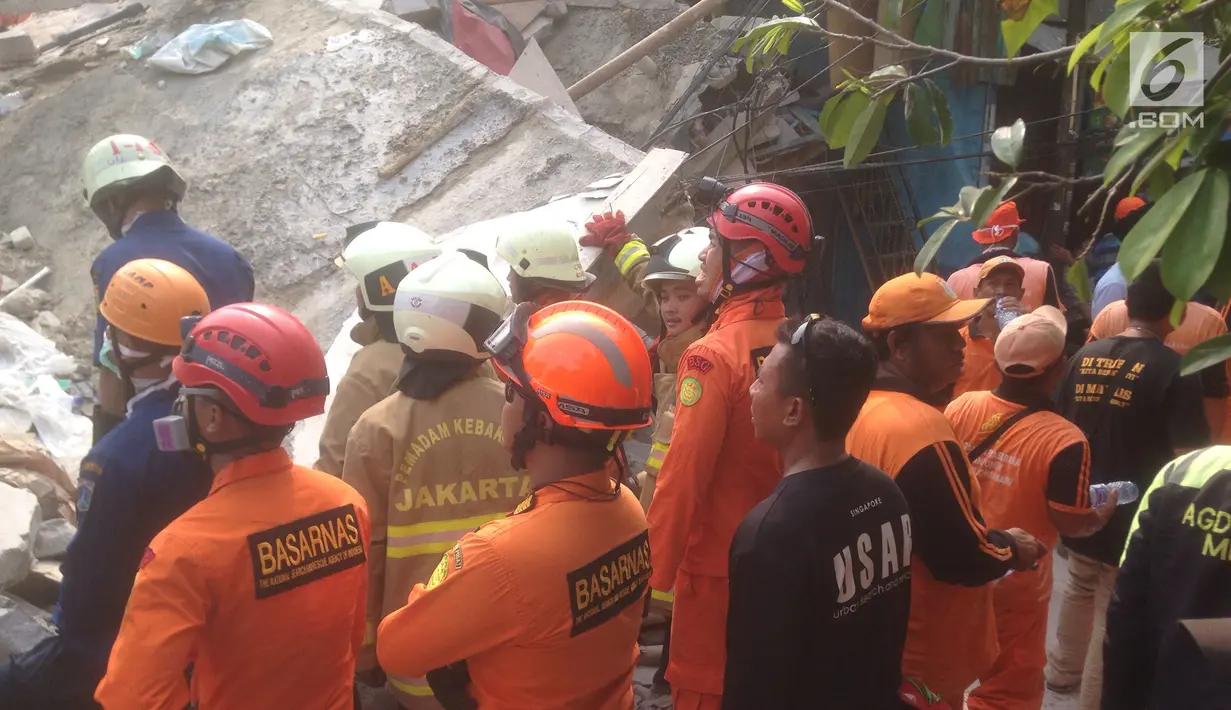 Petugas gabungan saat melakukan evakuasi korba rumah roboh di  Jalan Pulo, Tanah Tinggi, Johar Baru, Jakarta Pusa, Jumat (26/4). Menurut saksi mata mengatakan rumah tersebut sedang dalam proses pembangunan yang sudah dilakukan selama kurang lebih satu tahun. (merdeka.com/Imam Buhori)
