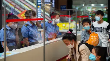 Penumpang terlihat di Stasiun Kereta Api Beijing di Beijing, China (18/6/2020). Menyusul peningkatan tanggap darurat COVID-19  dari Level III ke Level II di Beijing, Stasiun Kereta Api Beijing melakukan langkah-langkah ketat untuk mengendalikan penyebaran  COVID-19. (Xinhua/Chen Zhonghao)