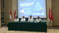 (kedua kanan) Semuel A Pangerapan, Direktur Jenderal Aplikasi Informatika Kemkominfo saat memberi keterangan pers terkait pemblokiran Telegram di Kantor Kemkominfo, Jakarta, Senin (16/7/2017). (Liputan6.com/Corry Anestia)