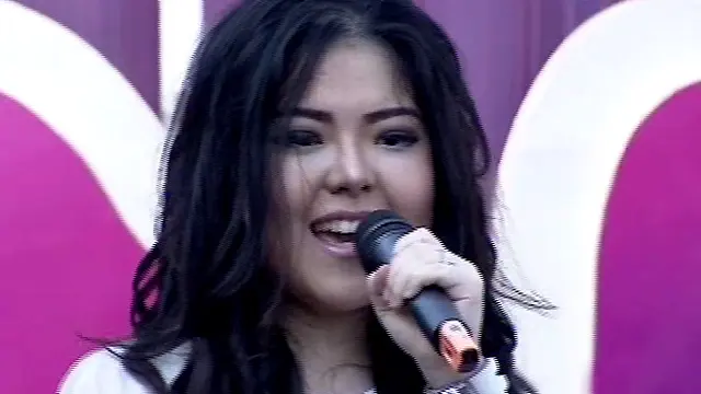 Tina Toon membawakan lagu Siapa Kamu dalam acara inBox SCTV (07/08/2014).  