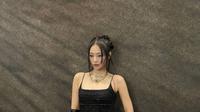 Pakaian Jennie yang serba hitam (dok. Instagram @jennierubyjane/https://www.instagram.com/jennierubyjane//Naura Rizkiawan)