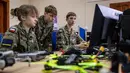 Peluncuran kursus ini terjadi di tengah meningkatnya ketegangan dan kekhawatiran tentang keamanan udara Polandia, menyusul insiden serangan drone yang melibatkan Rusia. (Wojtek RADWANSKI/AFP)