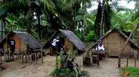 Penampakan Kampung Kurcaci, bandingkan tinggi orang dewasa dengan tinggi rumahnya. (foto : Liputan6.com/edhie prayitno ige)