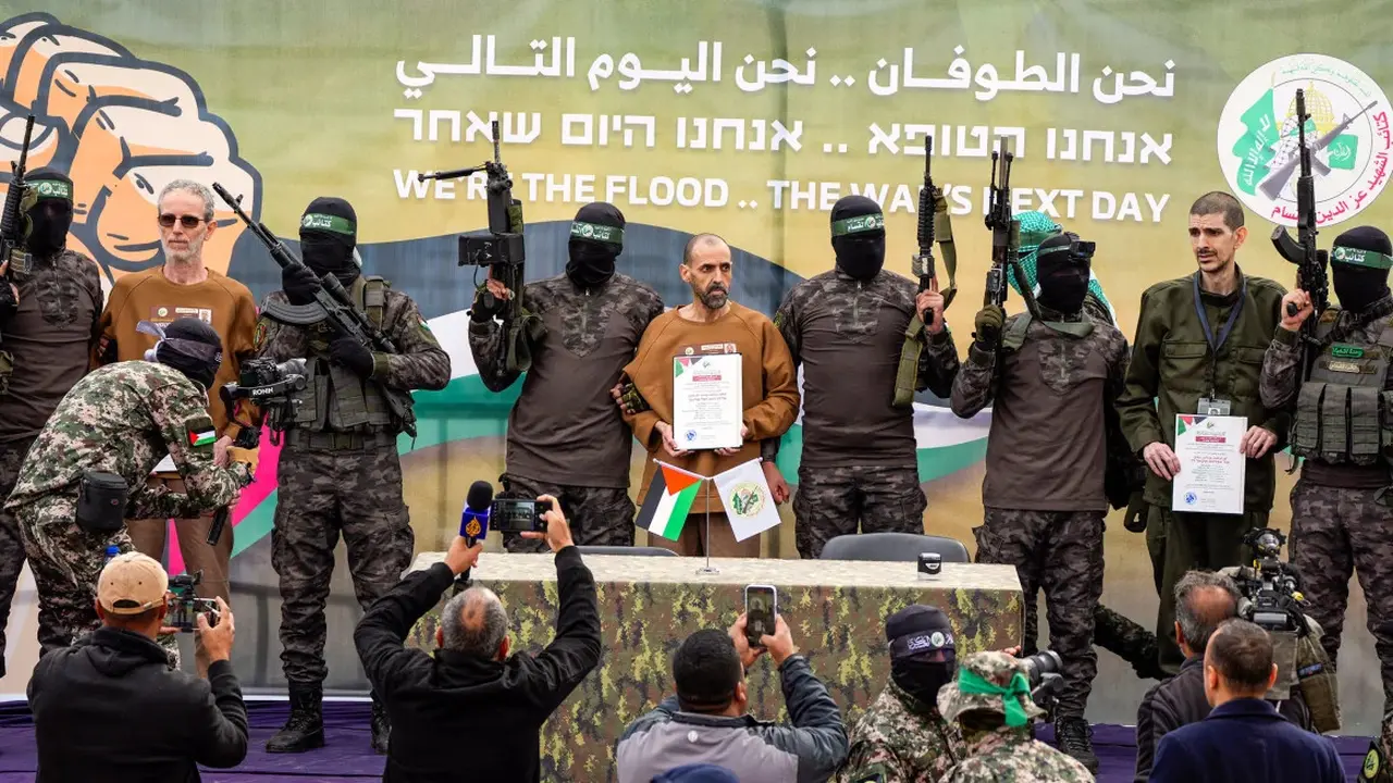 Sandera Israel Ohad Ben Ami, Eli Sharabi dan Or Levy di atas panggung sebelum diserahkan Hamas ke Palang Merah di Deir al-Balah, Jalur Gaza bagian tengah, pada hari Sabtu (8/2/2025). Abdel Kareem Hana/AP)