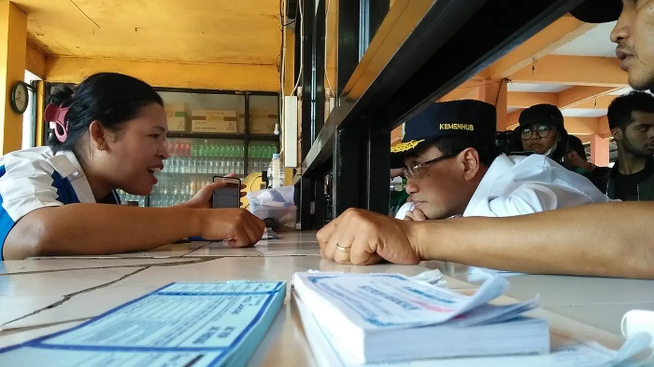 Menhub Budi Karya Sumadi berbincang dengan Agen Bus di Terminal Kampung Rambutan (Dok Foto: Merdeka.com/Dwi Aditya Putra)