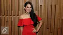 Artis Kartika Putri berpose usai jumpa pres HUT SCTV ke-26 di SCTV Tower, Jakarta, (11/8). Menandai hari jadi SCTV ke-26, SCTV akan menggelar "Malam Puncak Perayaan HUT SCTV 26 Satu Untuk Semua" pada rabu (24/8/2016). (Liputan6.com/Herman Zakharia)