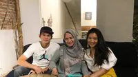 Potret Kebersamaan Karlie Fu Suami Ikke Nurjanah dan Anak Sambung. (Sumber: Instagram.com/karliefu_)