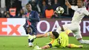 Di masa tambahan waktu atau pada menit ke-90+2, Paris Saint-Germain berhasil mempertebal keunggulan lewat aksi Nuno Mendes yang sukses memanfaatkan umpan terobosan dari Ousmane Dembele. (Bertrand GUAY/AFP)